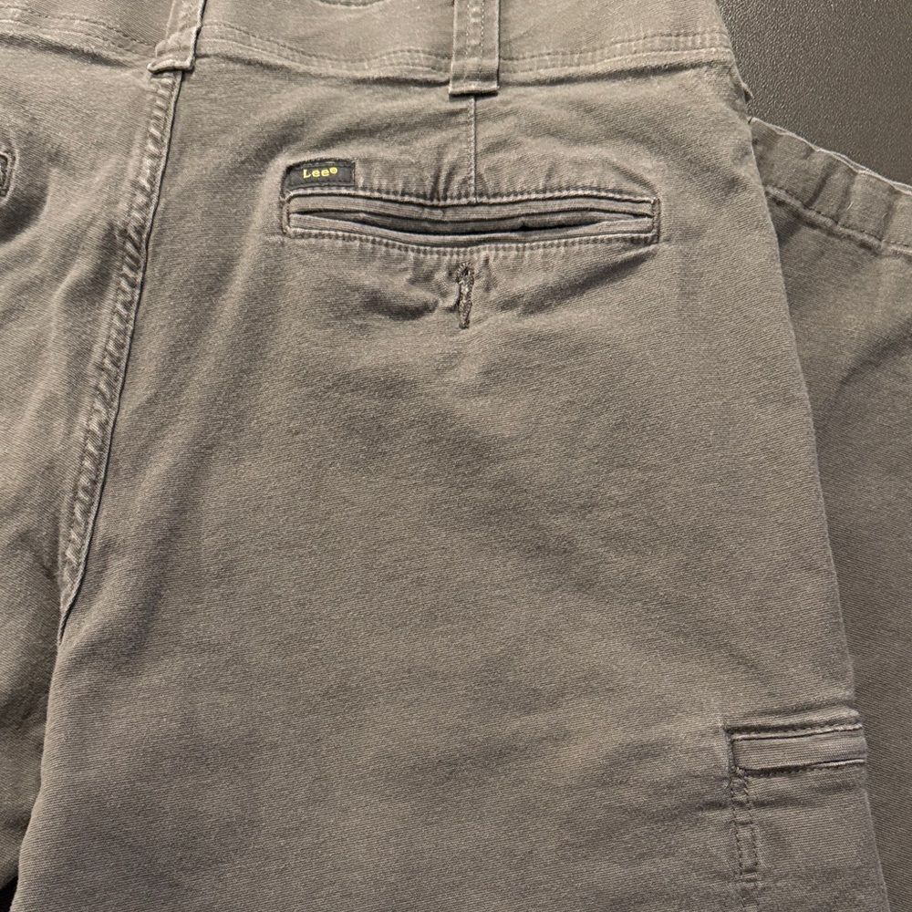 Lee Men’s Cargo Pants in Charcoal Gray - Picture 4 of 5